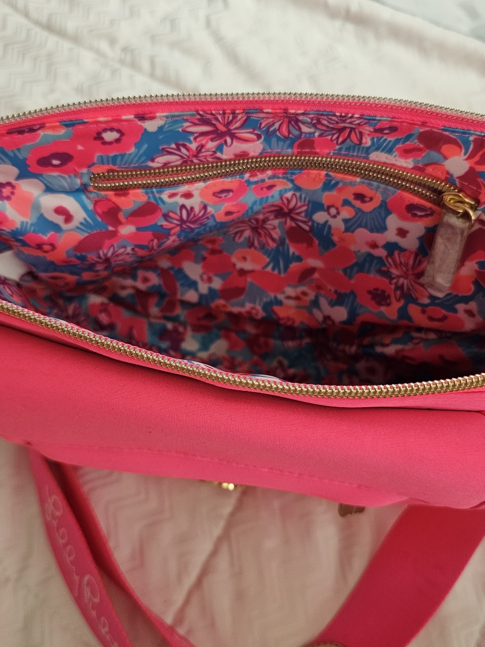 Lilly Pulitzer Neon Pink Crossbody with Gold-Tone Logo - Picture 4 of 4